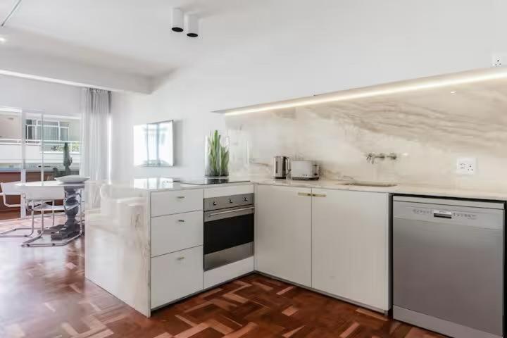 Luxurious Flat On Road Sea Point Apartment *